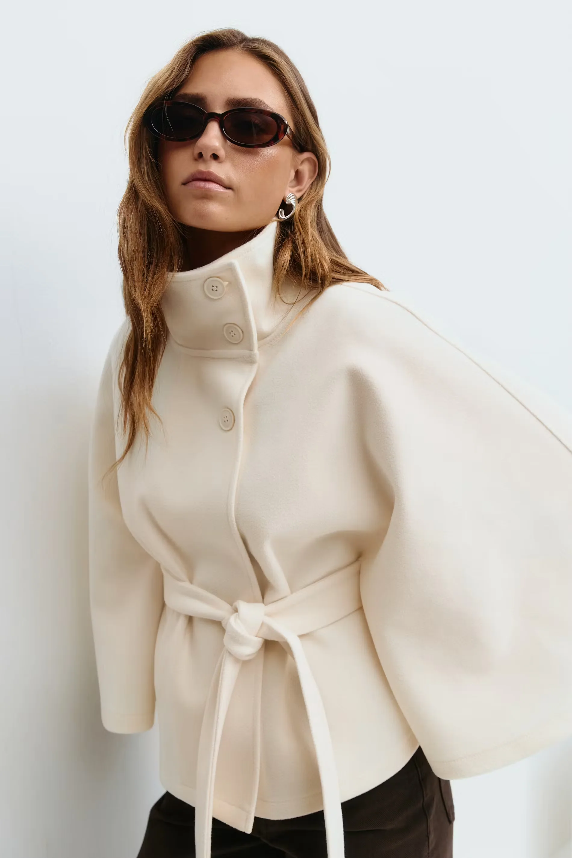 Loreza Capejas | Elegante Damesjas met Ceintuur & Hoge Kraag