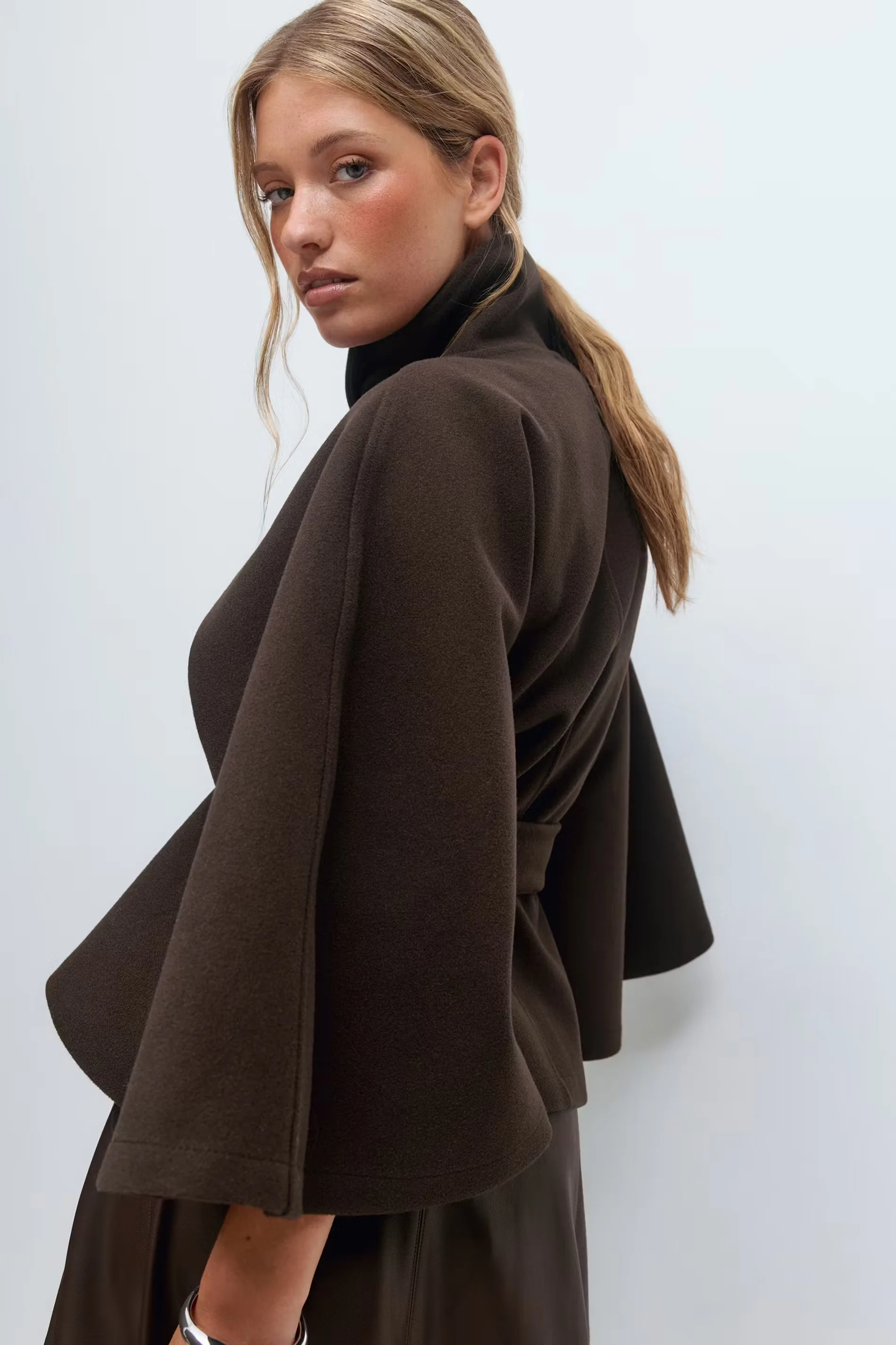 Loreza Capejas | Elegante Damesjas met Ceintuur & Hoge Kraag - Image 14
