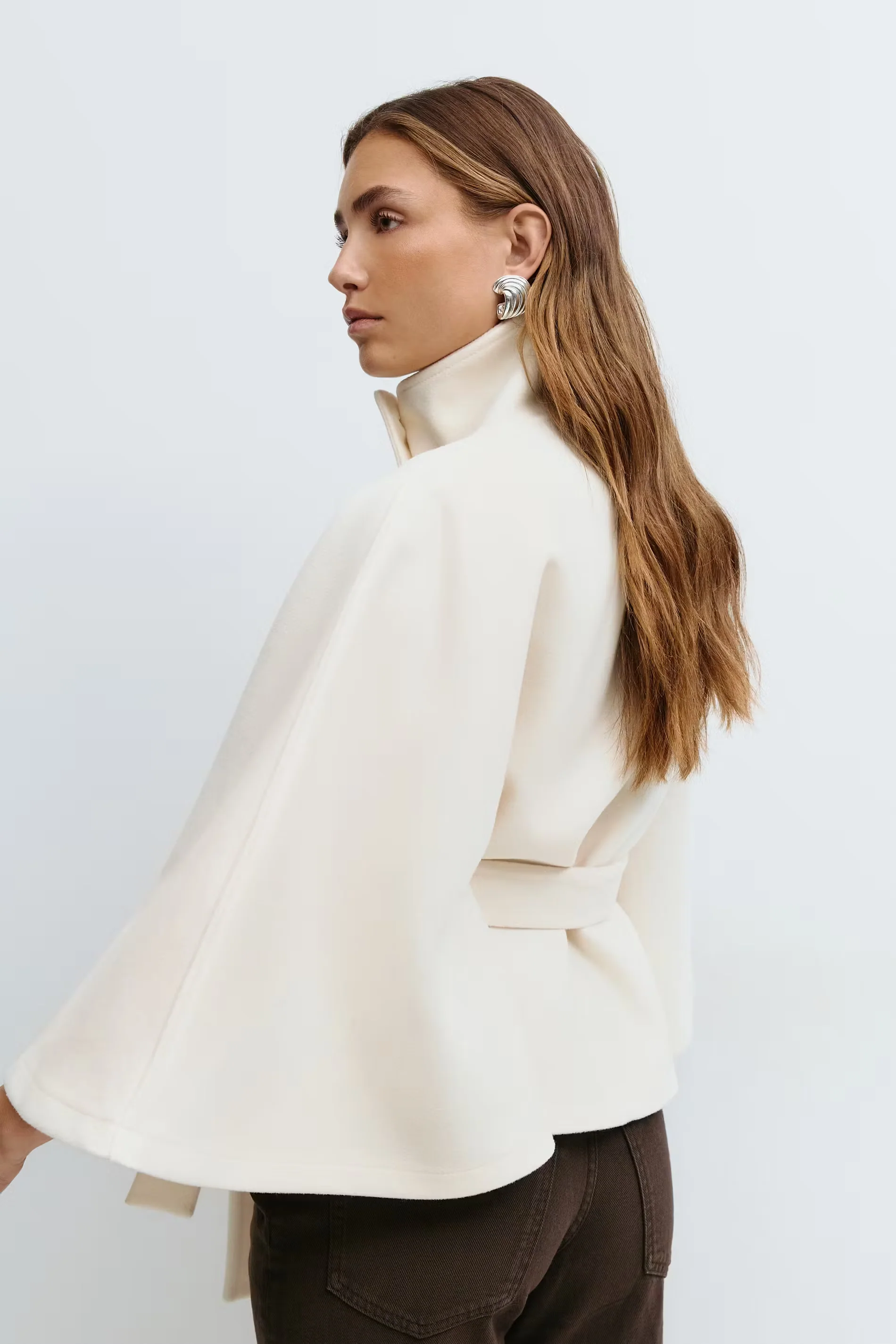 Loreza Capejas | Elegante Damesjas met Ceintuur & Hoge Kraag - Image 2